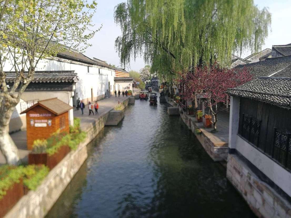 解锁知识的新视角,畅聊这个女的不是什么好东西。这句话的意思是说她是好东西还是不好?